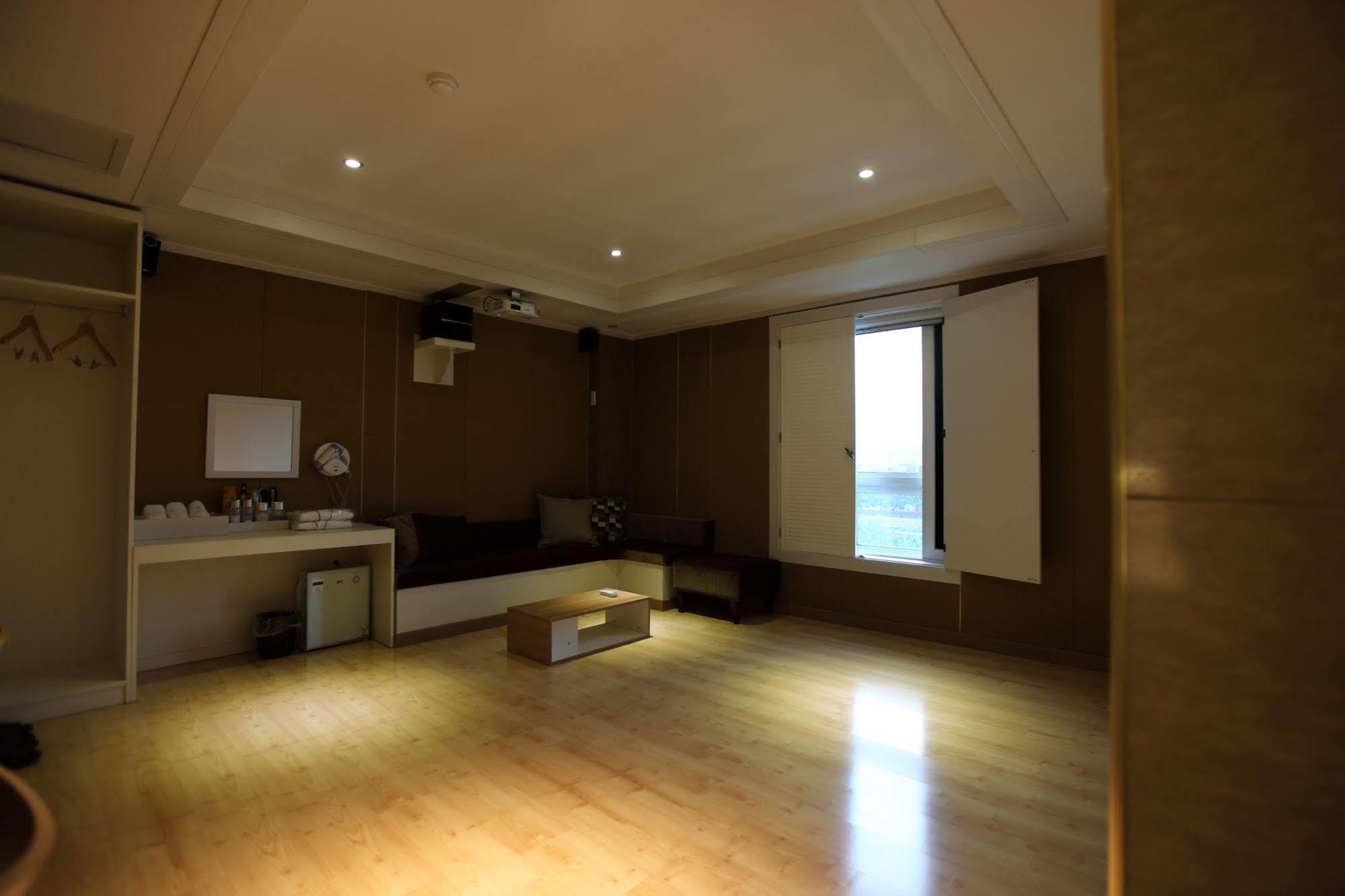 River Hotel Namwon Екстер'єр фото