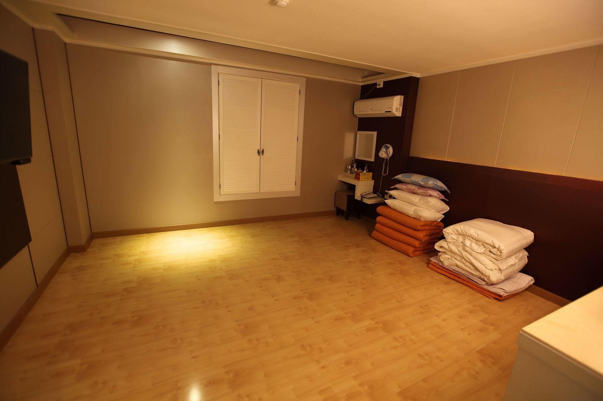 River Hotel Namwon Екстер'єр фото