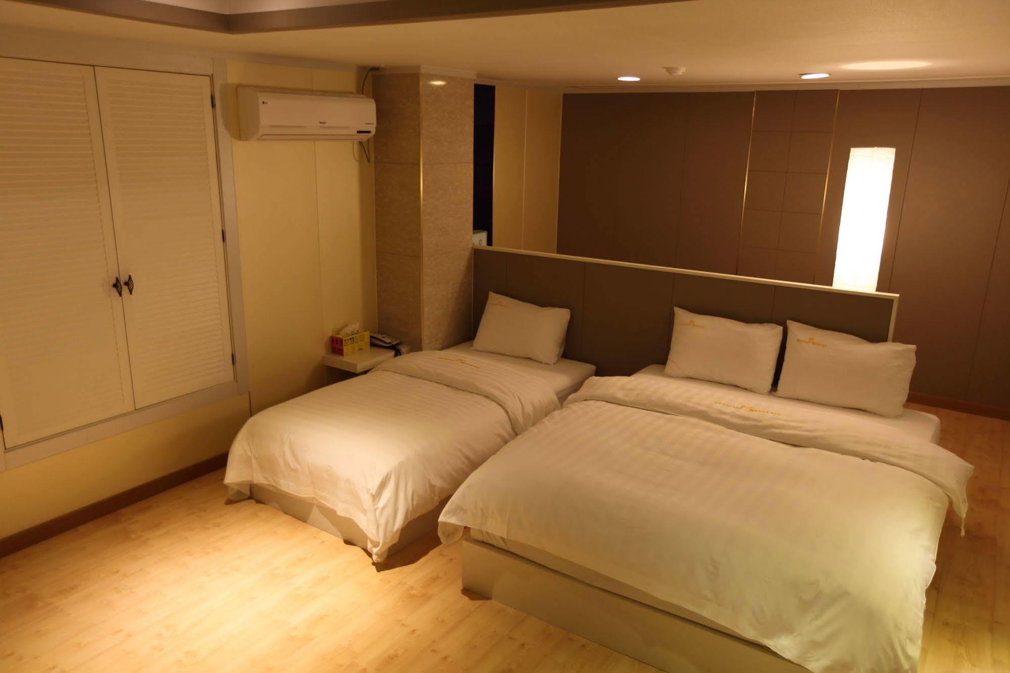 River Hotel Namwon Екстер'єр фото