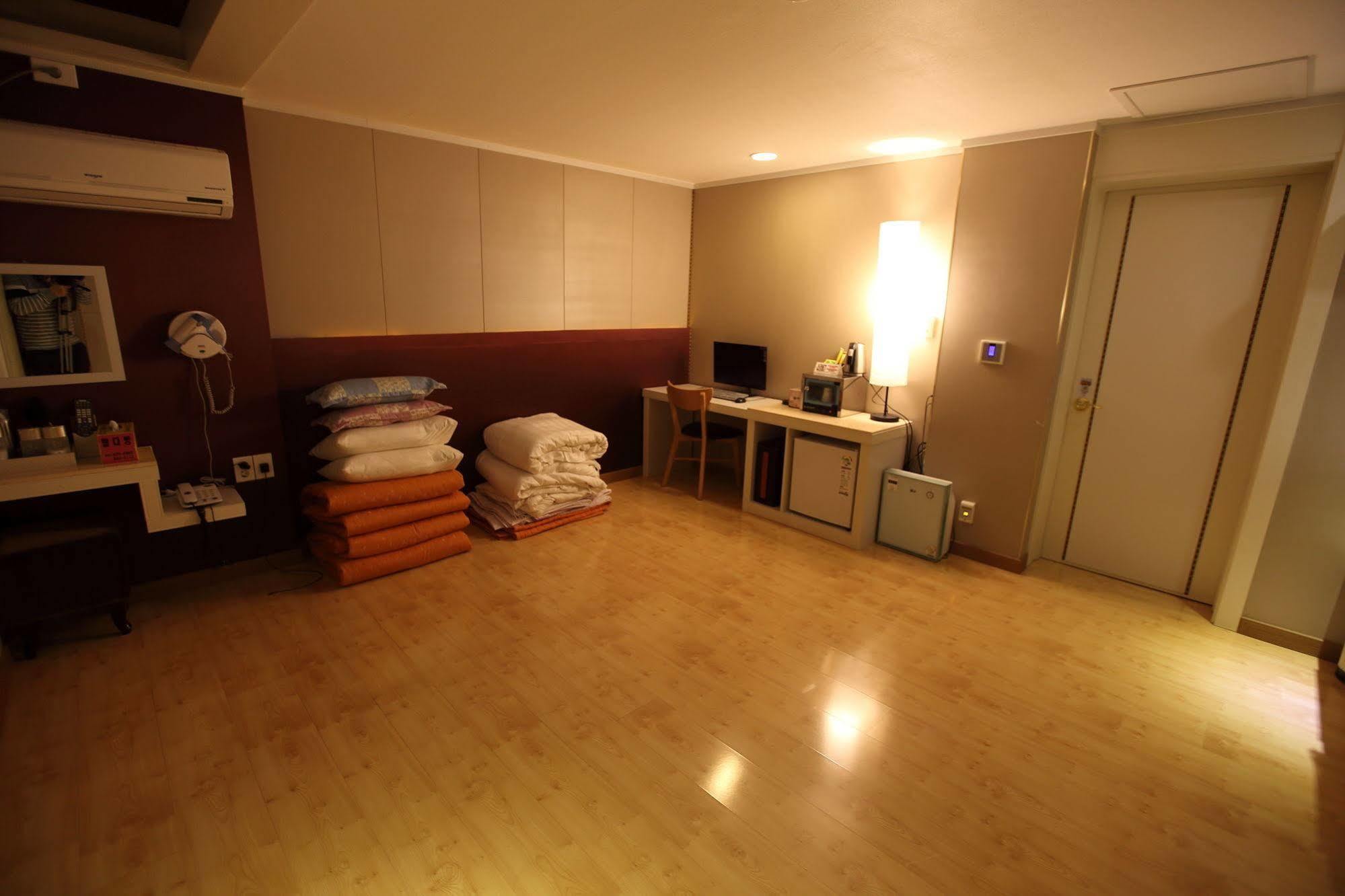 River Hotel Namwon Екстер'єр фото